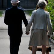 Arkivbild. Pensionärer på promenad, 21 juni 2013.