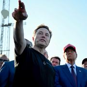 Trump och Musk tittar på raketuppskjutning i Texas vid Mexikanska golfen. 