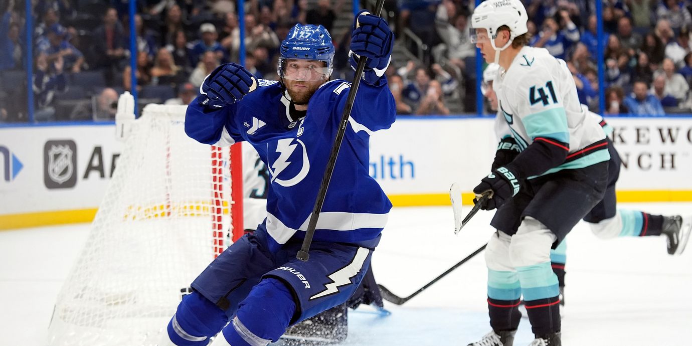 Victor Hedman jublar efter att ha avgjort för Tampa Bay Lightning mot Seattle Kraken i förlängningen.