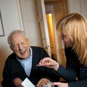 Hemma hos Tomas och Monica Tranströmer en vecka före Nobelprisutdelningen. Tomas Tranströmer och nobelatachén Anna Tillgren.