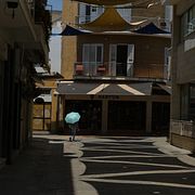 Illustrationsbild: Kvinna svalkar sig under ett paraply i Nicosia.