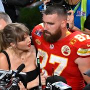 Taylor Swift med Kansas City Chiefs Travis Kelce i samband med Super Bowl.