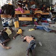 Invånare söker skydd på skola.  Odelyn Joseph / AP
