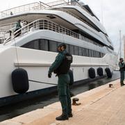 Spansk polis gör husrannsakan på en rysk yacht på Mallorca i början av april.