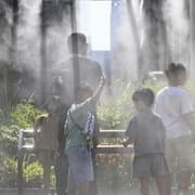 Personer som svalkar sig i Tokyo, Japan, i somras.