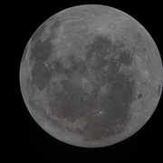 Artemis 2-bild på månen och en bild som en av astronauterna publicerat från rymdfarkosten.