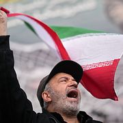 En supporter till den iranska regimen viftar med en iransk flagga i Teheran på onsdagen.