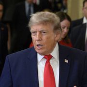 Senatens majoritetsledare John Thune och USA:s president Donald Trump.