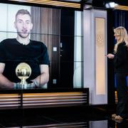 Programledare Linn Nordström och Dejan Kulusevski efter att han tilldelats Guldbollen under Fotbollsåret 2022