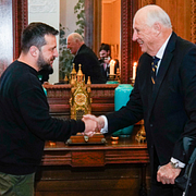 Kung Harald tillsammans med Zelenskyj 2023 och med kung Charles 2012.