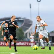 Göteborgs Emma Kullberg och Rosengårds Anna Anvegård under lagens möte i juli.