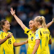 Sveriges Filippa Angeldahl och Kosovare Asllani jublar med Stina Blackstenius.
