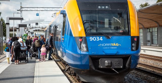 Resenärer kliver ombord på tåg. Helena Landstedt/TT / TT NYHETSBYRÅN