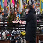 En sörjande på en begravningsplats i Lviv i östra Ukraina.