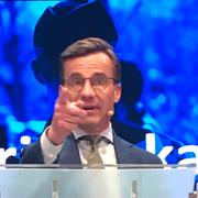 M-ledaren Ulf Kristersson i talarstolen 