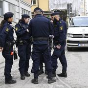 Polis på plats efter fritagningen. 