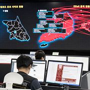 Anställda på den sydkoreanska cybersäkerhetsmyndigheten övervakar möjliga attacker från Nordkorea. Arkivbild.
