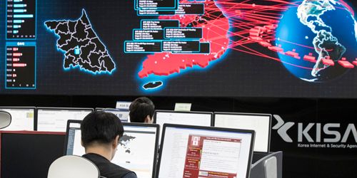 Anställda på den sydkoreanska cybersäkerhetsmyndigheten övervakar möjliga attacker från Nordkorea. Arkivbild.