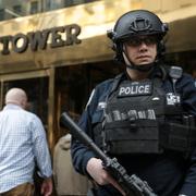 En polis utanför Trump Tower i New York