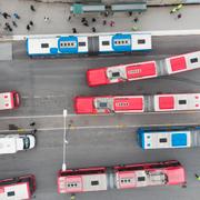 Bussar och passagerare vid Slussens busstation på söder i Stockholm.