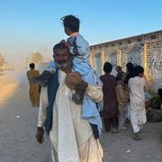 Människor har tvingats fly sina hem på grund av våldsamheterna vid gränsen mellan Pakistan och Afghanistan. 