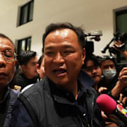 Anutin Charnvirakul på väg in på valvakan