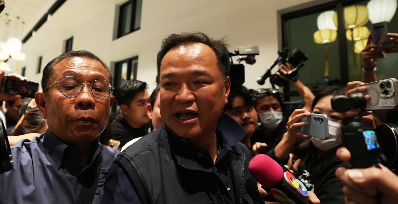 Anutin Charnvirakul på väg in på valvakan