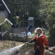 Eftersläckningsarbete dagen efter branden på Björkö, i Göteborgs skärgård.