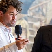 Magnus Carlsen på presskonferens inför turneringen.