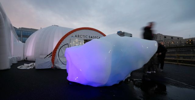 Ett isblock från en glaciär på Grönland har fraktats till Glasgow  Alastair Grant / TT NYHETSBYRÅN