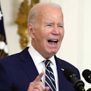 USA:s president Joe Biden och massgravar i Butja, Ukraina.  AP