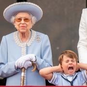 Queen Elizabeth II med Prins Louis på Buckingham Palace balkong under en parad till hennes ära den 2 juni 2022. 