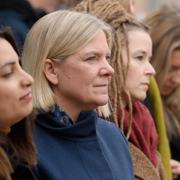 Nooshi Dadgostar (V), Magdalena Andersson (S) och Amanda Lind (MP) medverkar under en gemensam antifascistisk manifestation utanför teater Moment på Gubbängstorget. Arkivbild 27 april.