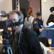 Den åtalade 17-åringen/Journalister och poliser tar emot domen om polismordet, i Göteborgs tingsrätt.