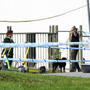 Polis på plats utanför Örebro moské i stadsdelen Vivalla efter en skottlossning med flera skadade i samband med fredagsbönen.