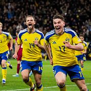 Viktor Gyökeres firar med lagkamraterna efter vinsten mot Polen som tog landslaget till VM. 