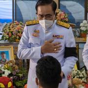 Prayuth Chan-ocha deltar i begravningen för offren vid förskoleattacken.