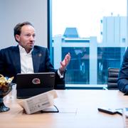Genrebild, Christian Sinding (tv), vd i riskkapitalbolaget EQT och Caspar Callerström (th)