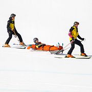 Aaron Lindström förs ner i backen.