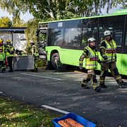 MALMÖ  2026-10-06  
Polis och räddningstjänst på plats efter att en buss i linjetrafik krockat med ett träd på Kristinebergsvägen i Oxie utanför Malmö.  
Foto: Johan Nilsson / TT / Kod 50090