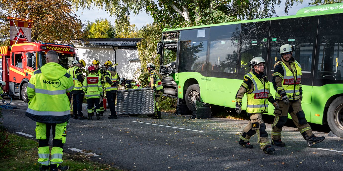 MALMÖ  2026-10-06  
Polis och räddningstjänst på plats efter att en buss i linjetrafik krockat med ett träd på Kristinebergsvägen i Oxie utanför Malmö.  
Foto: Johan Nilsson / TT / Kod 50090