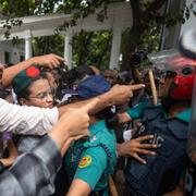 Demonstranter drabbar samman med polis i Dhaka, Bangladesh, den 31 juli 2024. 