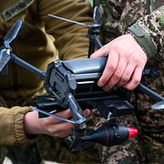 Ukrainska drönarpiloter övade på Gotland med drönare bestyckade med granater.