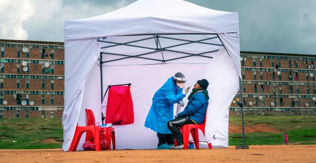 Kvinna i sydafrikanska Johannesburg testas för viruset. Jerome Delay / TT NYHETSBYRÅN