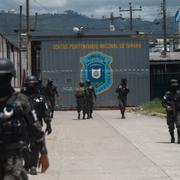 Militärpolis utanför kvinnofängelset i Honduras.