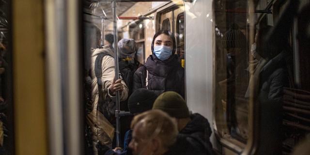 Kvinna i Moskvas tunnelbana, 11 januari 2021. Alexander Zemlianichenko / TT NYHETSBYRÅN
