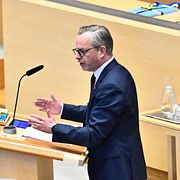 Finansminister Elisabeth Svantesson (M) och Socialdemokraternas ekonomisk-politiska talesperson Mikael Damberg (S) under debatten om vårpropositionen i riksdagen den 13 april 2026.