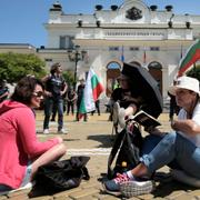 Arkivbild: Protesterande demonstranter sitter utanför det bulgariska parlamentet i huvudstaden Sofia. 