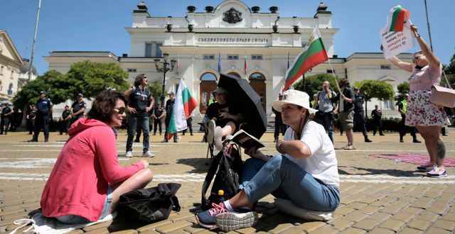 Arkivbild: Protesterande demonstranter sitter utanför det bulgariska parlamentet i huvudstaden Sofia.  Valentina Petrova / TT NYHETSBYRÅN