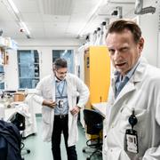 Professor Matti Selberg och kollegan professor Ali Mirazimi på Karolinska Institutet.